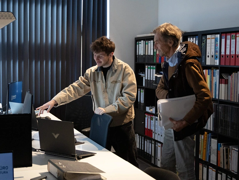 Architekt und Bauzeichner stimmen sich ab